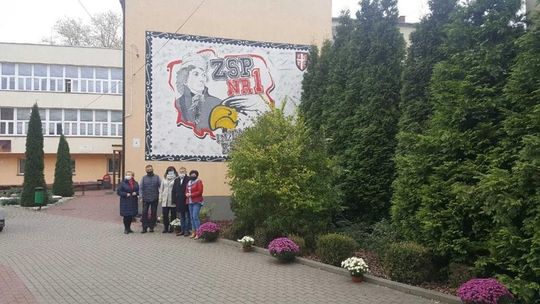 Powiatowe Centrum Animacji Społecznej złożyło kwiaty w miejscach pamięci w powiecie tomaszowskim