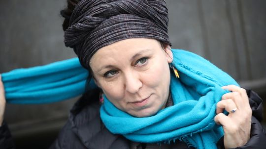 Powieści Olgi Tokarczuk. Od "Podróży ludzi Księgi" do "Ksiąg Jakubowych"