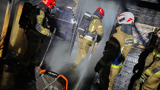 Pożar altany w Luboszewach. Strażacy walczyli z ogniem późnym wieczorem