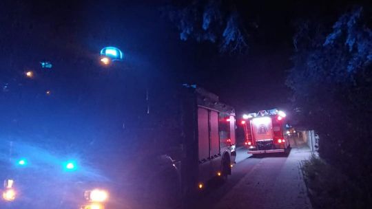 Pożar sadzy w kominie w miejscowości Tobiasze. Sprawna akcja strażaków zapobiegła tragedii