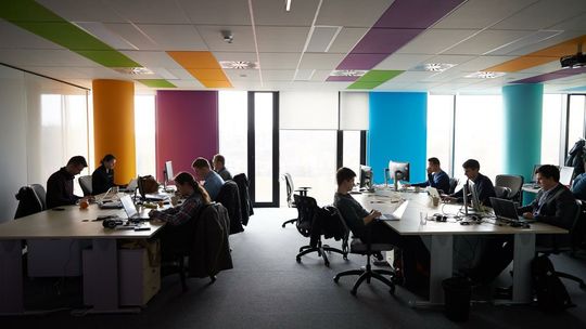 Pracodawcy: krótszy tydzień pracy to wyższe koszty firm; związki obawiają się obniżki wynagrodzeń