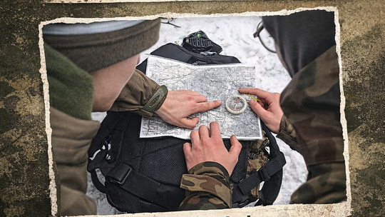Praktyczna nawigacja bez GPS:  Strzelec z Tomaszowa szkoli w użyciu mapy, kompasu i azymutu