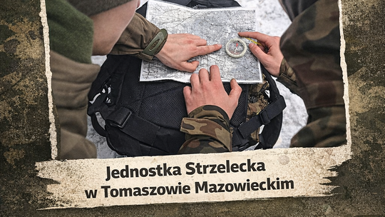 Praktyczna nawigacja bez GPS:  Strzelec z Tomaszowa szkoli w użyciu mapy, kompasu i azymutu