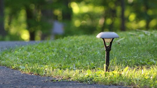 Praktyczne doświetlenie podjazdu do garażu