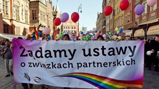 Prawie dwie trzecie Polaków chce wprowadzenia związków partnerskich