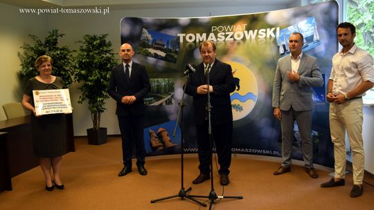 Prawie pół miliona złotych dofinansowania na drogę w gminie Będków