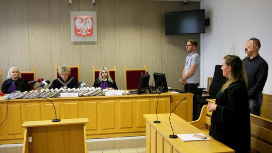 Prawomocny wyrok dla uczestników urodzin Hitlera; proces jednego ma być powtórzony (opis)