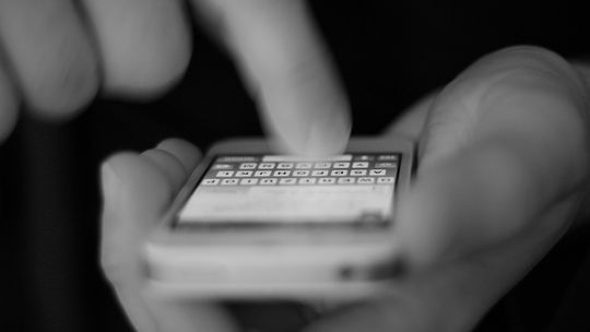 Prawym okiem: popularność z sms-a