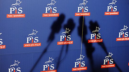 Prawym okiem: techniczni czy polityczni