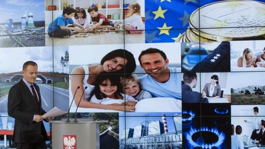 Premier Tusk gra dobrego wujaszka zatroskanego o los polskich rodzin.