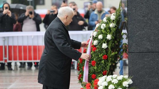 Prezes PiS w miesięcznicę smoleńską: jesteśmy i będziemy tu przychodzić