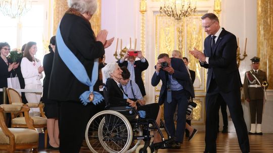 Prezydent odznaczył prof. Jadwigę Puzyninę i Jerzego Maksymiuka Orderem Orła Białego