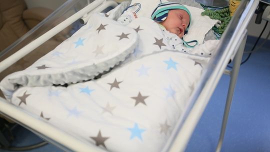Prezydent podpisał nowelizację wydłużającą urlop macierzyński rodzicom wcześniaków