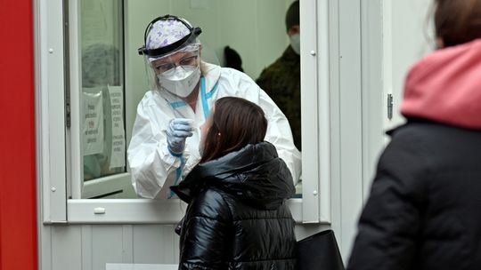 Prof. Gut: można sprawdzić, czy ktoś przeszedł infekcję wirusem SARS-CoV-2