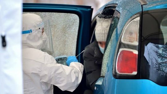 Prognoza ekspertów UW: Maksimum zakażeń w tej fali pandemii za ok. tydzień