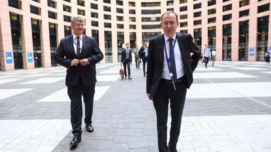 Prokurator Generalny przekazał do szefowej PE wnioski o uchylenie immunitetów M. Kamińskiego i M. Wąsika