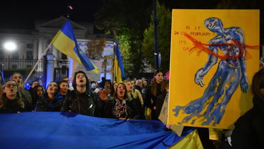 Protest przeciw wojnie na Ukrainie przed ambasadą Rosji w Warszawie