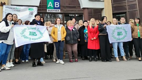 Protest w ZUS także w Tomaszowie. Urzędnicy wyszli przed budynek, część spędziła noc w centrali