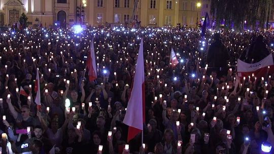 Protesty w całej Polsce: łańcuch światła