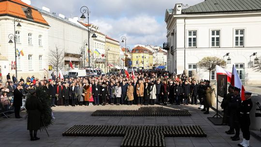 Przed Pałacem Prezydenckim Apel Pamięci w 12. rocznicę katastrofy smoleńskiej
