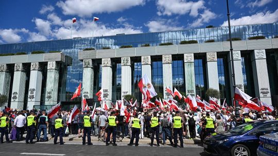 Przed Sądem Najwyższym demonstrują zwolennicy Nawrockiego oraz KOD