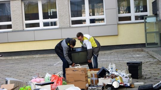 Przed świętami w „dziesiątce” elektrośmieci zbieramy