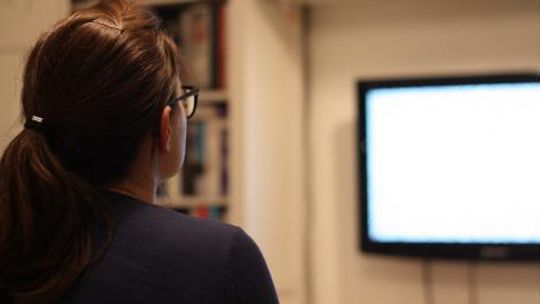 Przed TV spędzamy 2 godz. dziennie. Sprawdź, czy jesteś twardym telewidzem
