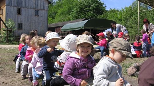 Przedszkolaki malują Skansen