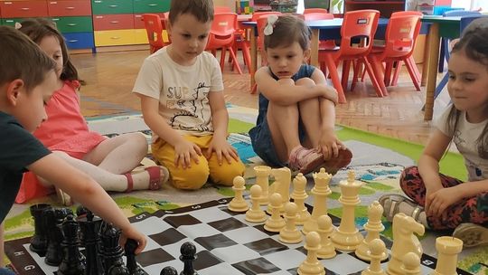 Przedszkolaki z Przedszkola nr 5 w Tomaszowie Mazowieckim grają w szachy