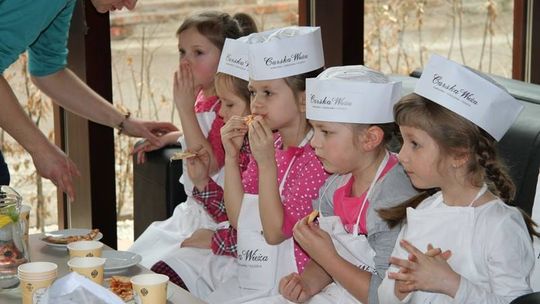 Przedszkolne świętowanie „CARSKIEJ WIEŻY” czyli pizza i lody kontra tradycyjny tulipan
