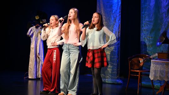 Przedwojenna elegancja spotkała młode głosy. Tomaszów zaśpiewał Fogga