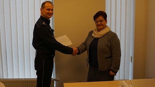 Przekazanie profesjonalnych latarek dla tomaszowskich policjantów