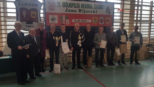 Przestawiali pionki i figury