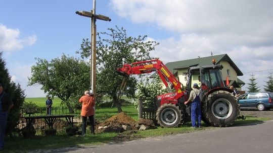 Przydrożny krzyż z wojenną metryką