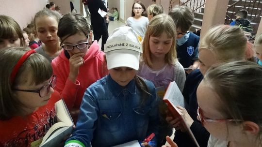 „Przyłapani z książką”