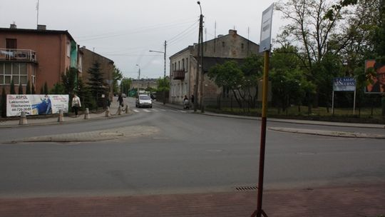 Przystanek autobusowy na skrzyżowaniu
