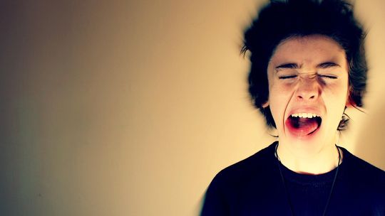 Psycholog: obgryzanie paznokci i prokrastynacja wynikają z instynktów przetrwania