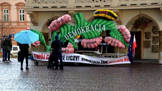 Pupuliści niczym gąsienice