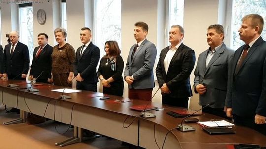 Radni Polska 2050 i Platformy Obywatelskiej nie chcą nowej drogi. Chcą za to zakładów bukmacherskich razem z radnymi PIS