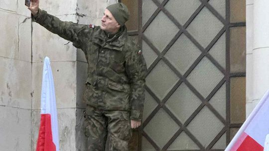 Radny, mundur i Marsz Niepodległości. Szczepan Goska ukarany grzywną i naganą