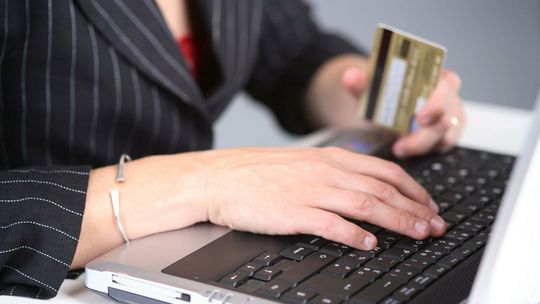 Raport: 88 proc. Polaków kupuje w sieci, coraz chętniej ubieramy się online