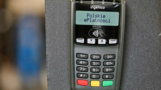 Raport: coraz więcej osób korzysta z płatności bezgotówkowych