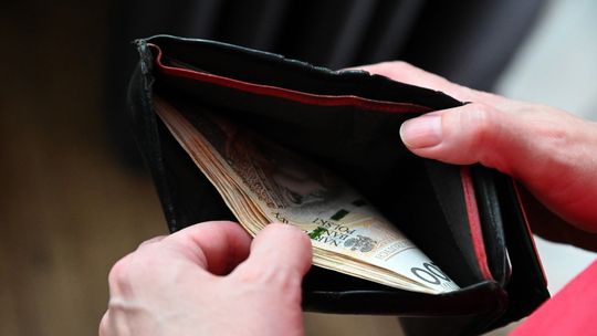 Raport: inflacja skłania pracowników do dodatkowej pracy i proszenia o podwyżki
