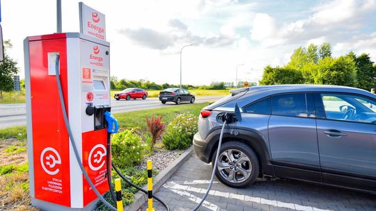 Raport: o 52 proc. wzrosła w ubiegłym roku w Polsce liczba aut całkowicie elektrycznych