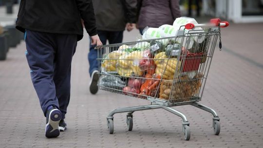 Raport: Polacy częściej kupują w dyskontach, ale są mniej lojalni wobec nich