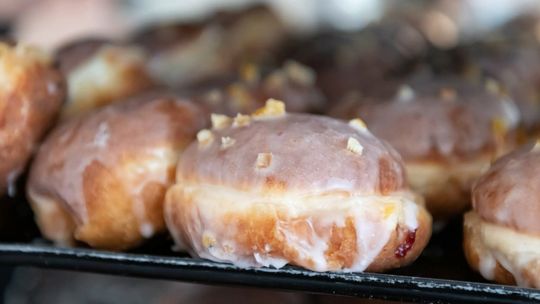 Raport: w tłusty czwartek Polacy zjedzą pączki o wartości 391 mieszkań