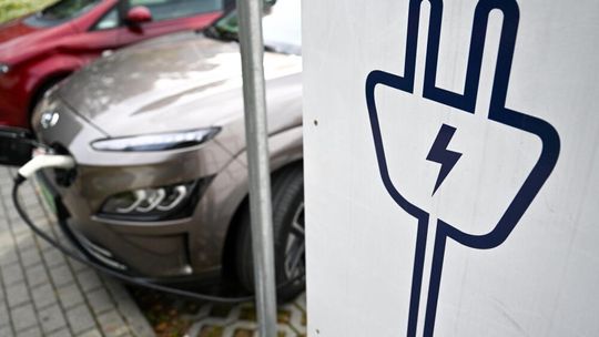 Raport: za trzy lata co szósty nowo rejestrowany w Polsce samochód będzie elektryczny