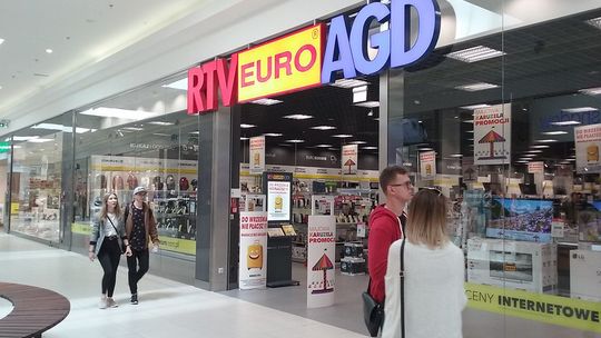 Reakcja Polaków na otwarcie galerii handlowych. Początek końca sklepów stacjonarnych?