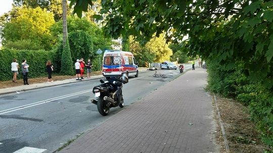 Rowerzysta zderzył się z motocyklem. Dwie osoby poszkodowane