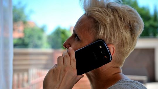 Rozmowy przez telefon komórkowy mogą mieć związek z ryzykiem nadciśnienia